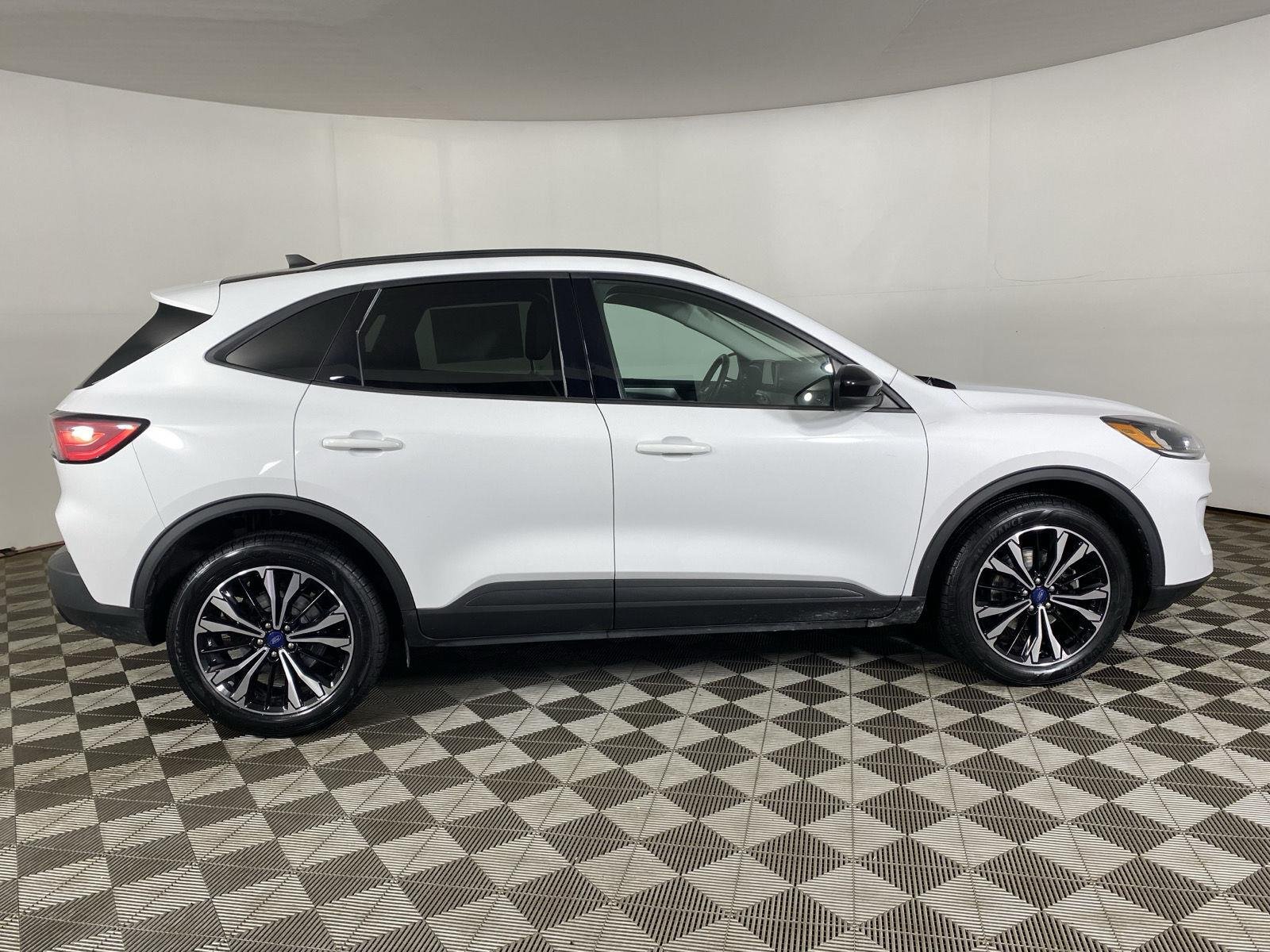 Used 2022 Oxford White Ford SE Hybrid image 8