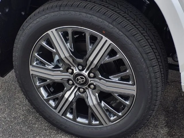 New 2026 Wind Chill Pearl <sup>1</sup> Toyota  Capstone image 5