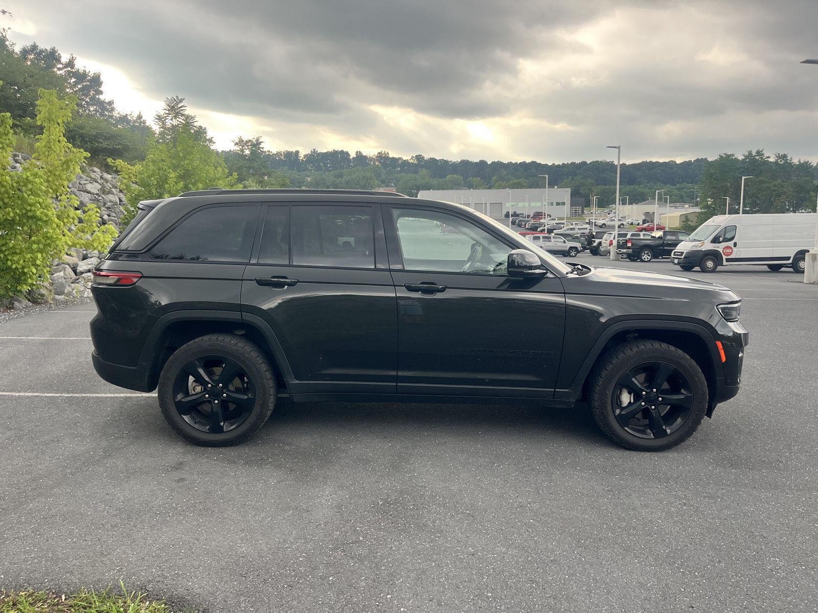 Used 2023 Rocky Mountain Pearlcoat Jeep Limited image 8