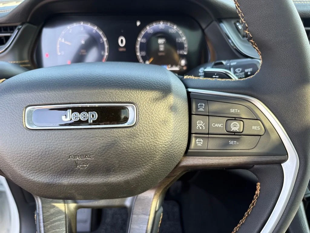 New 2026 Bright White Clear-Coat Exterior Paint Jeep  image 18