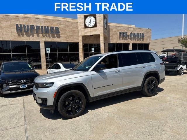 Used 2023 Silver Jeep Altitude image 1