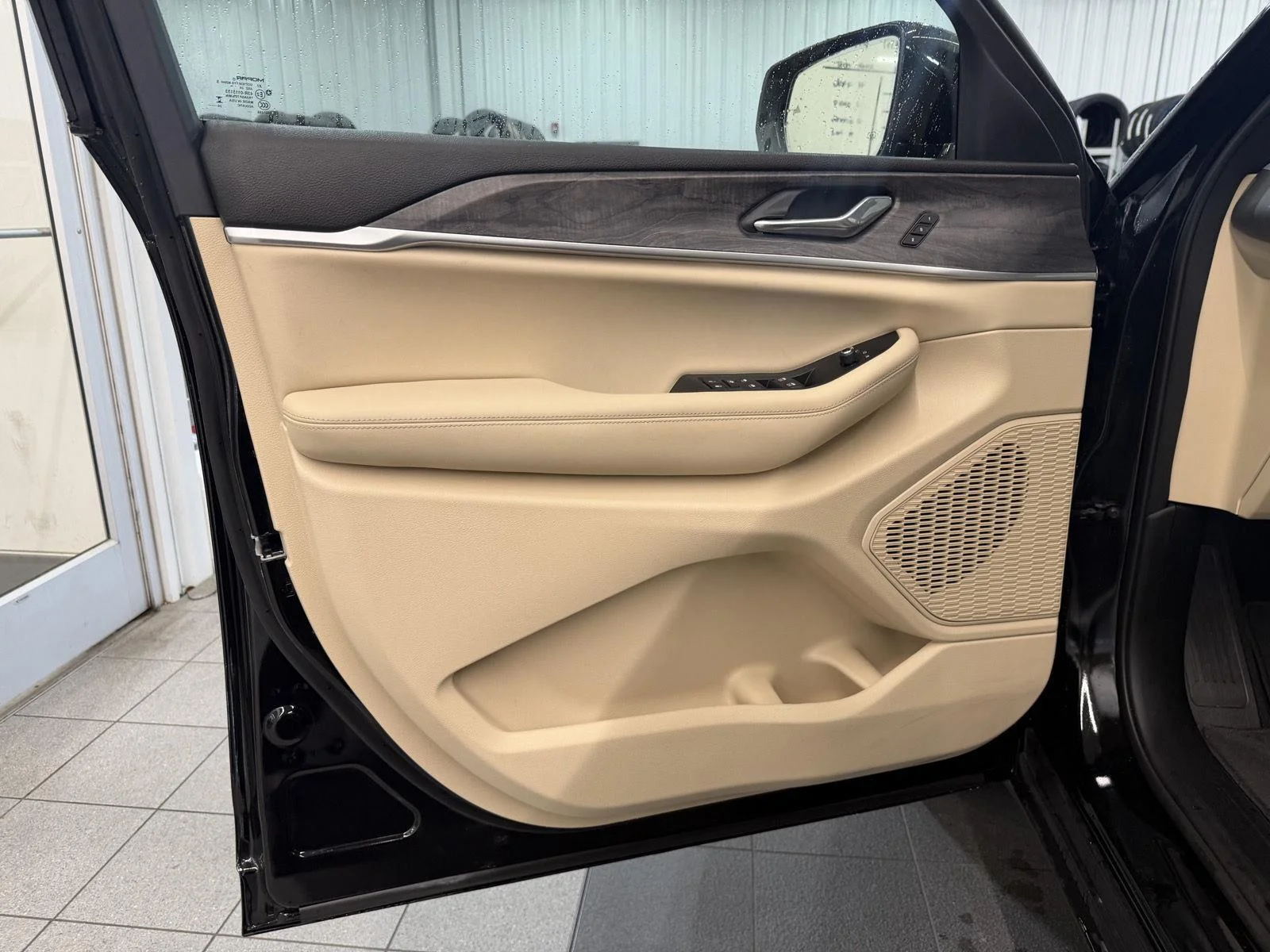 Used 2024 Diamond Black Crystal Pearlcoat Jeep Limited image 16