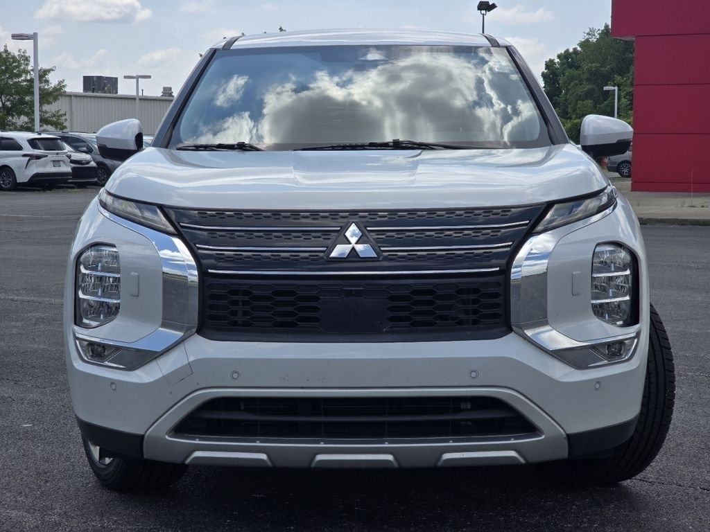 Used 2022 White Mitsubishi SE image 10