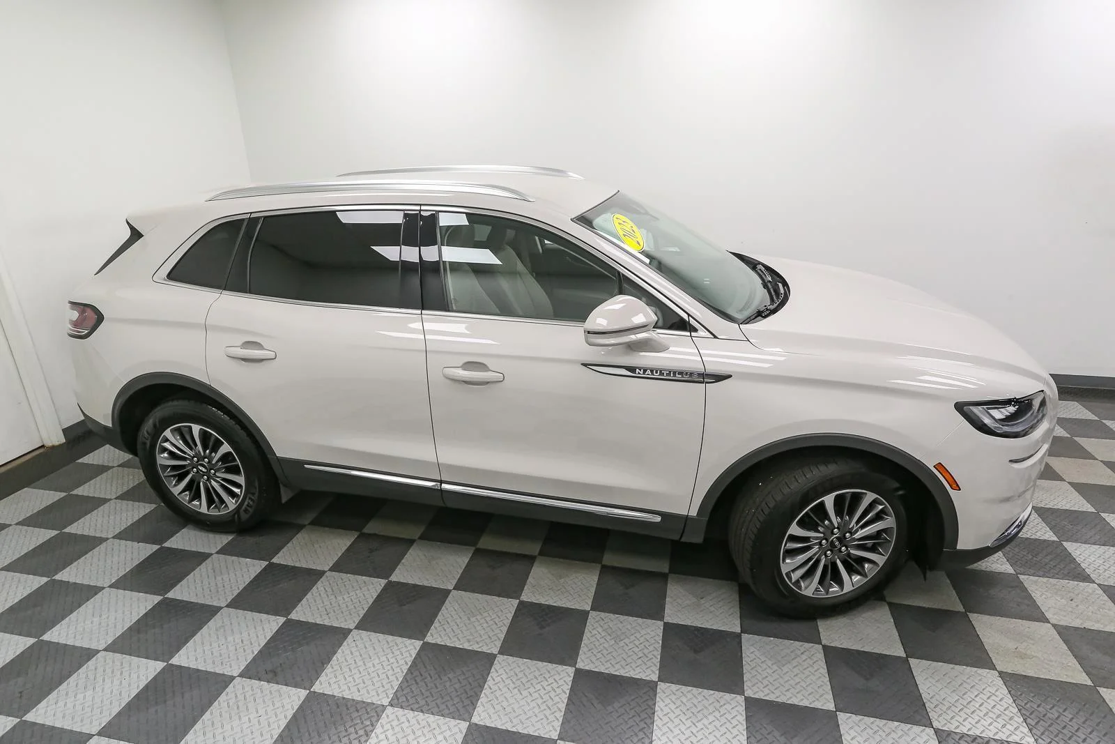 Used 2023 Ceramic Pearl Metallic Tinted Clearcoat Lincoln Standard image 5