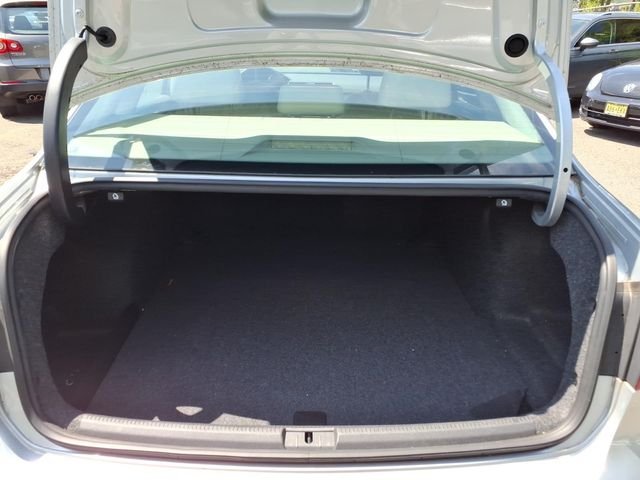 Used 2012 Silver Volkswagen 2.5 SE image 23