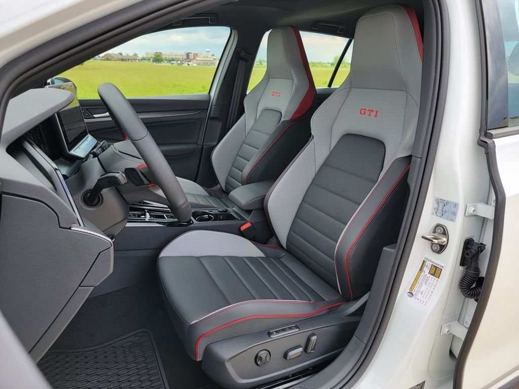 2025 Volkswagen Golf GTI SE - Photo 2