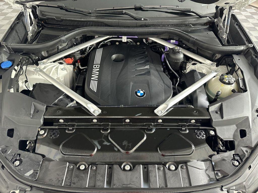 Used 2024 White Metallic BMW xDrive40i image 26