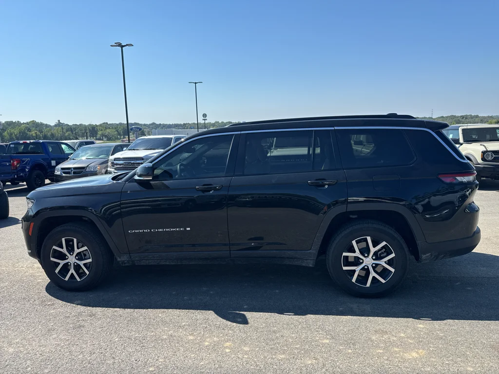 Used 2024 Diamond Black Crystal Pearlcoat Jeep Limited image 8