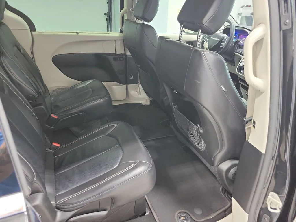 Used 2022 Black Chrysler Touring L image 20