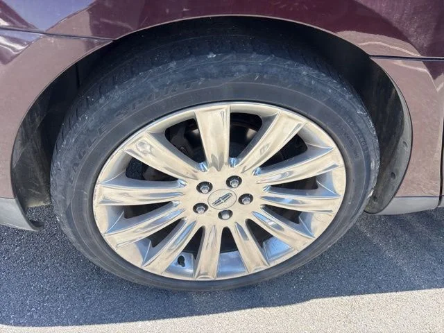 Used 2011 Red Lincoln Base image 15
