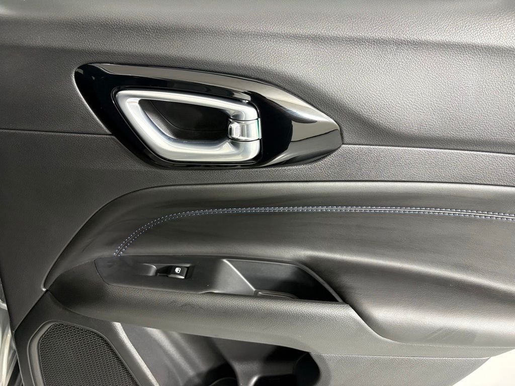 New 2026 Silver Zynith Metallic Clearcoat Jeep Latitude image 15