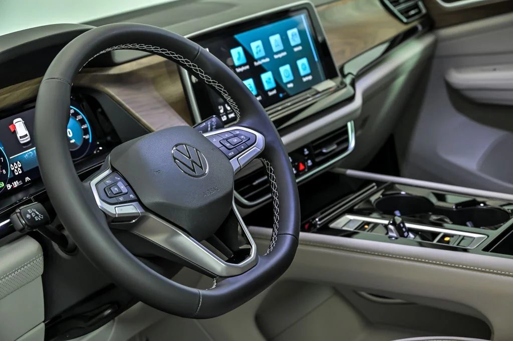 New 2026 Black Volkswagen 2.0T SE w/Technology image 10