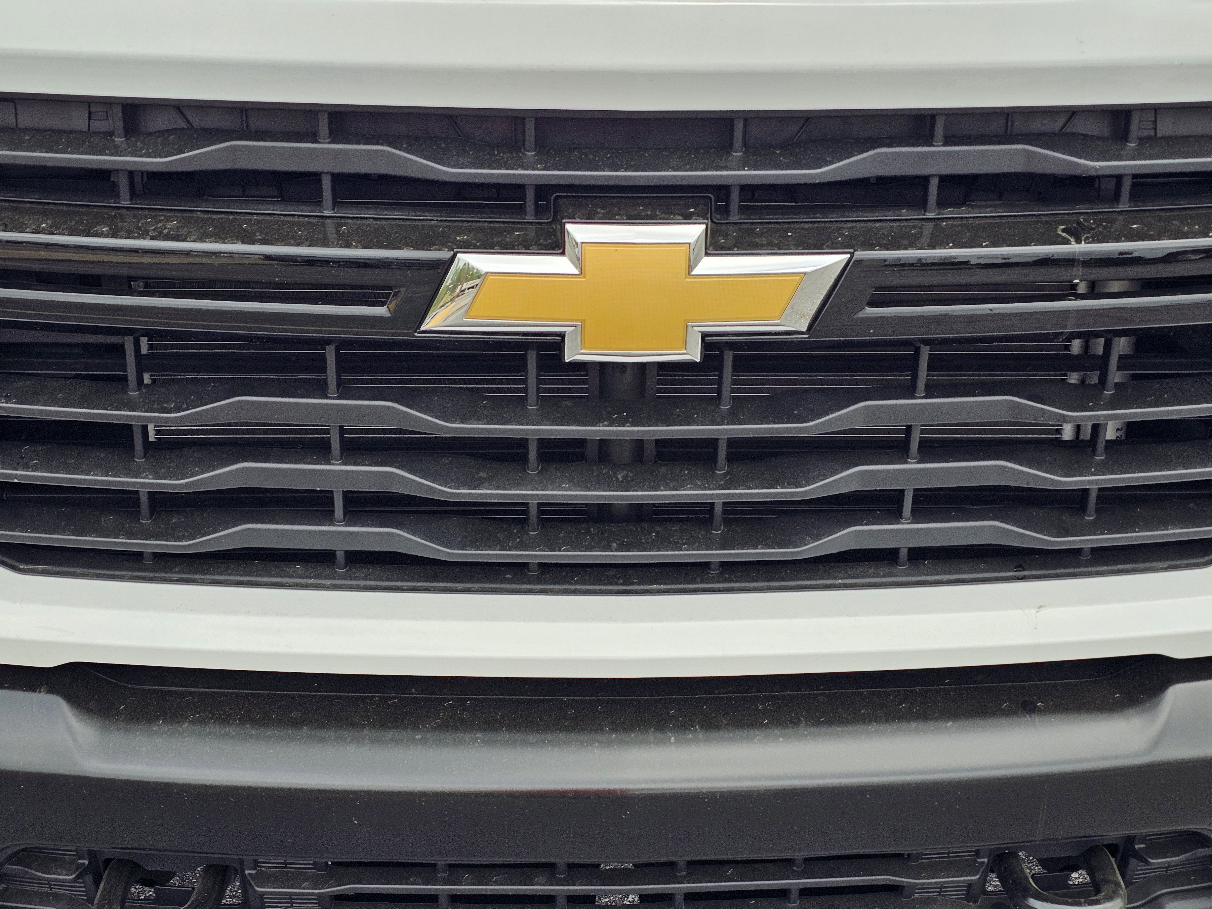 New 2026 Summit White Chevrolet WT image 5