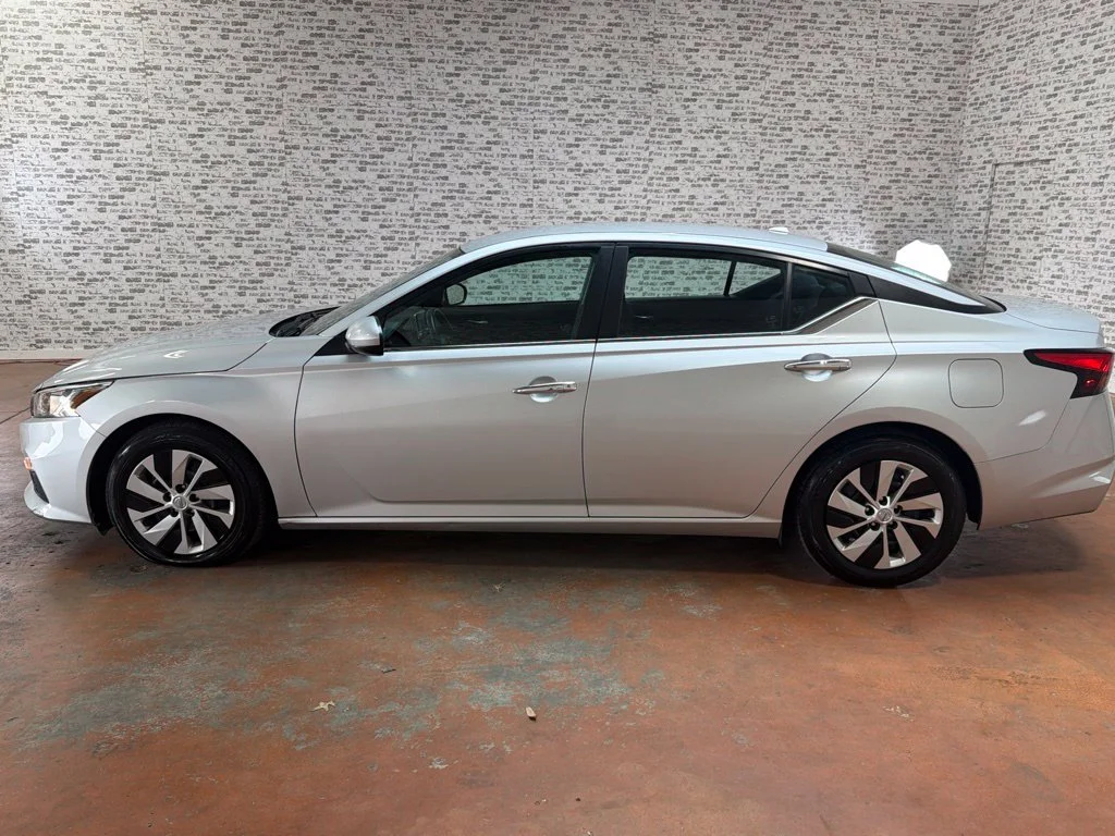 Used 2020 Brilliant Silver Metallic Nissan 2.5 S image 4