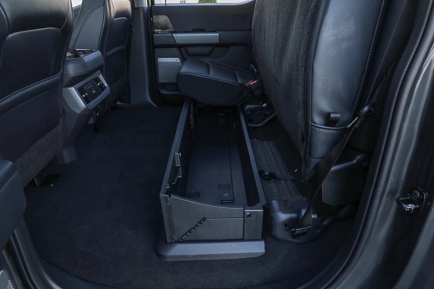 New 2026 Carbonized Gray Metallic Ford F-350® Lariat® image 42