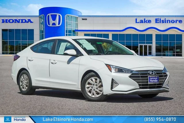 Used 2020 Quartz White Pearl Hyundai SE image 1