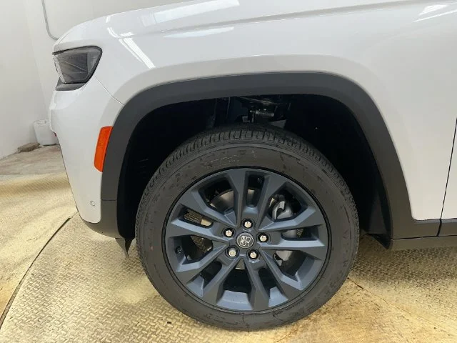New 2026 Bright White Clear-Coat Exterior Paint Jeep Limited image 27