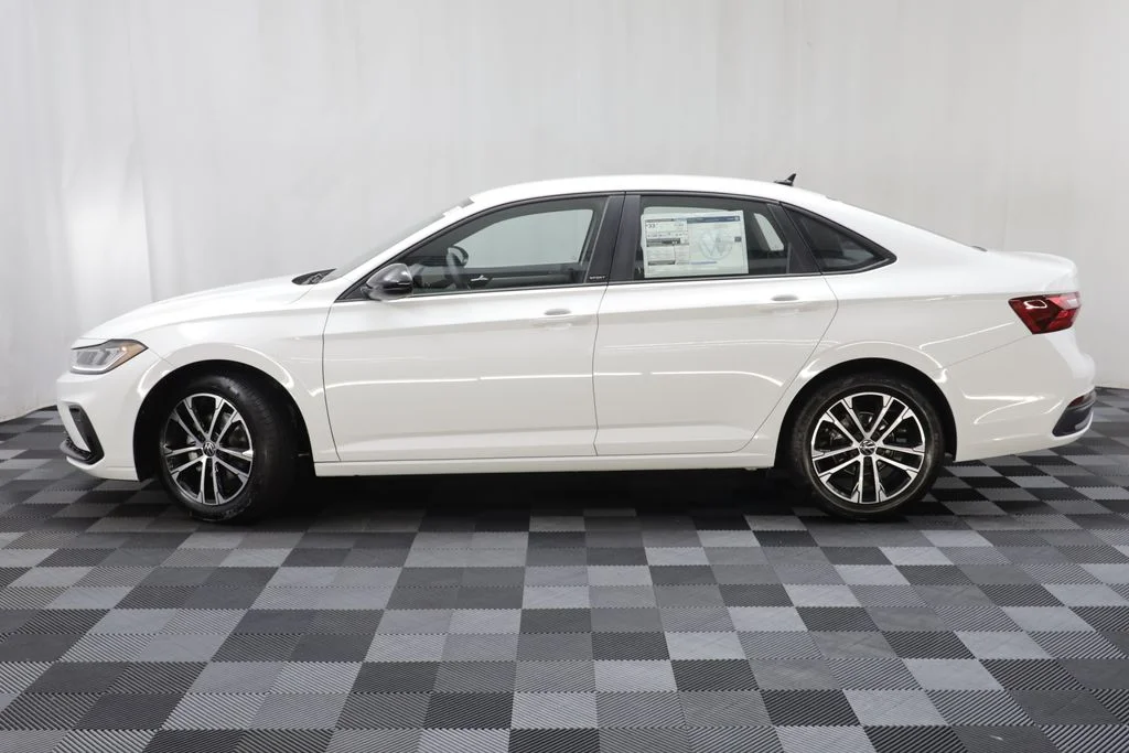 New 2026 Pure White Volkswagen 1.5T Sport image 5