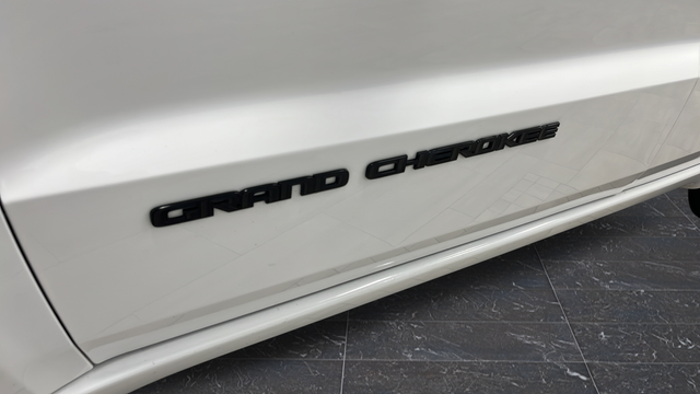 Used 2018 Bright White Clearcoat Jeep Altitude image 39