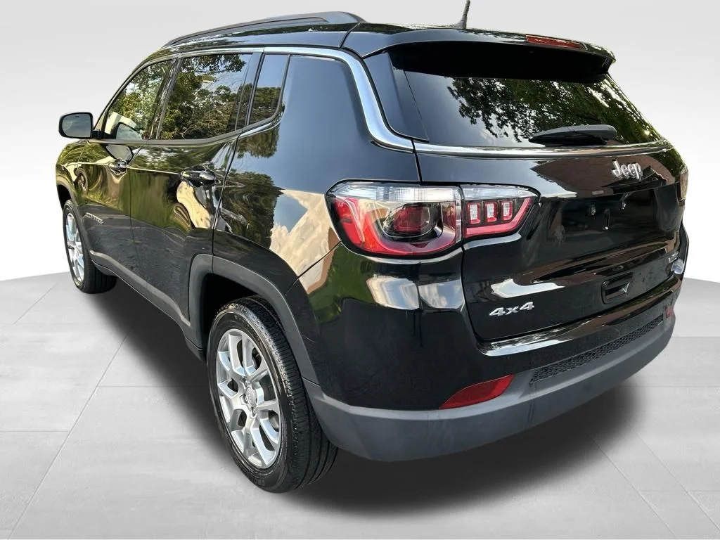 Used 2023 Black Jeep Latitude Lux image 3