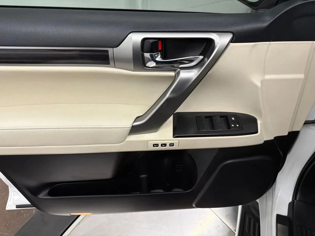 Used 2023 White Lexus 460 image 17
