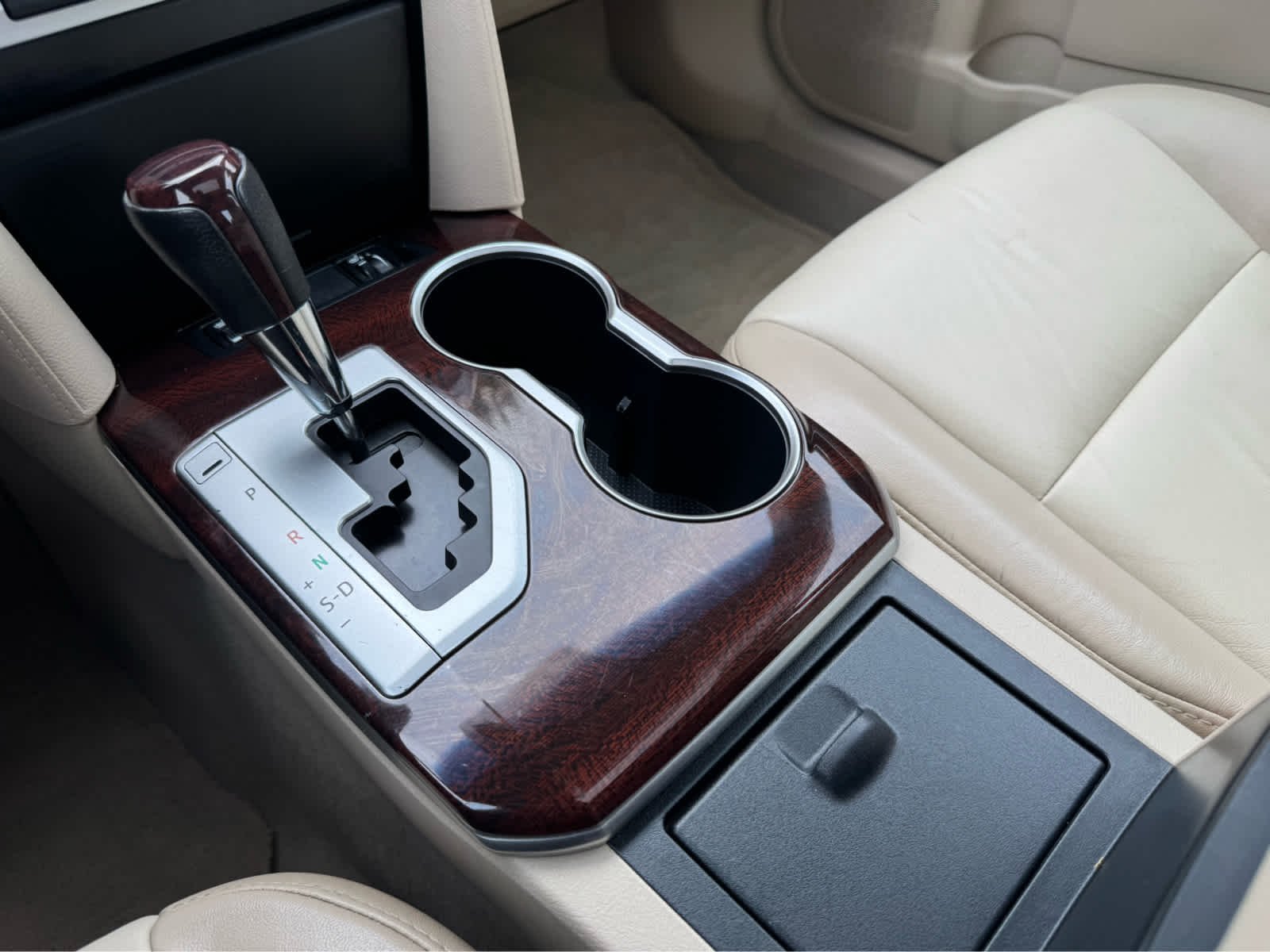Used 2014 Creme Brulee Mica Toyota XLE image 17