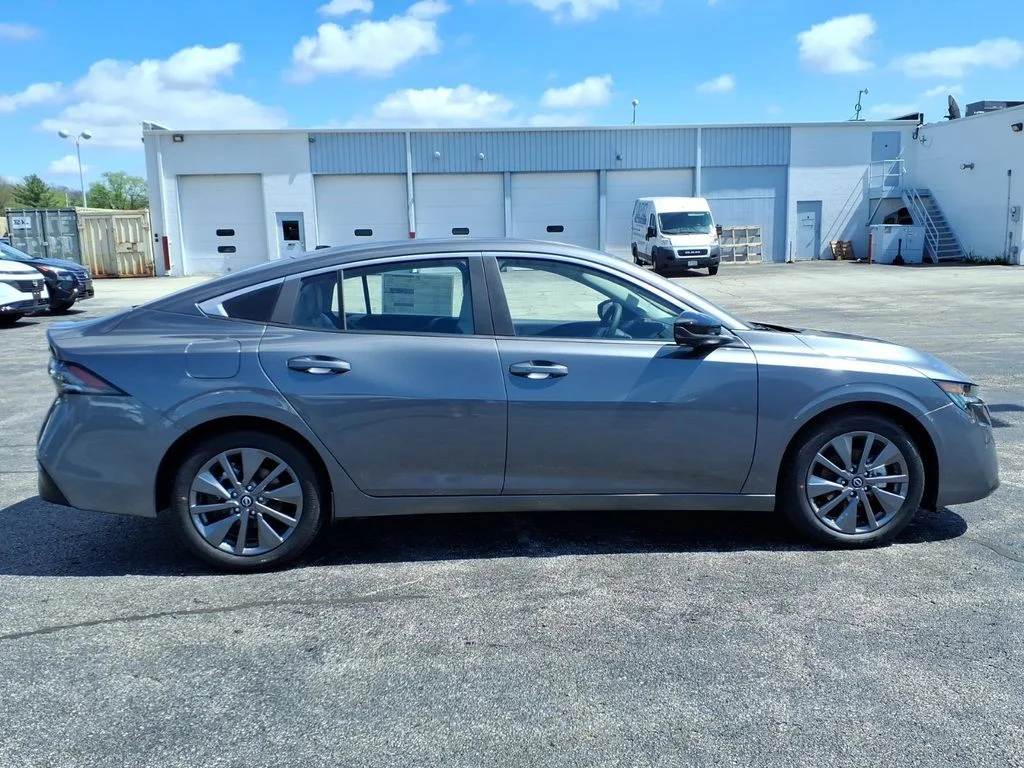 New 2026 Everest White Pearl TriCoat / Super Black Two-tone Nissan Platinum image 2