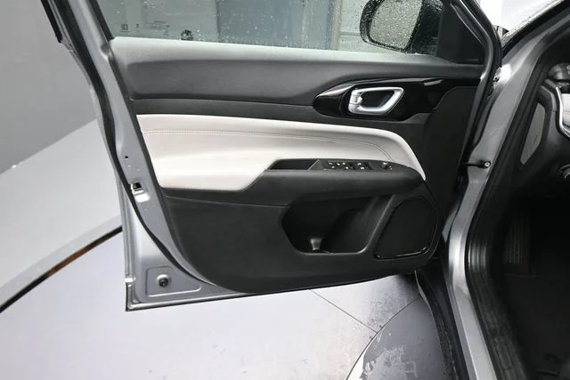 Used 2024  Jeep Limited image 20