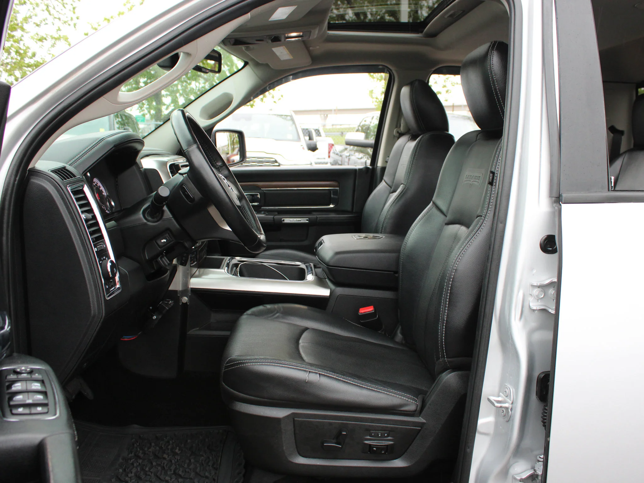 Used 2018 Silver RAM Laramie * HEMI V8 | 3M PPF | Alpine | Apple CarPlay | Tonneau Cover | Sunroof | Heated Seats image 3