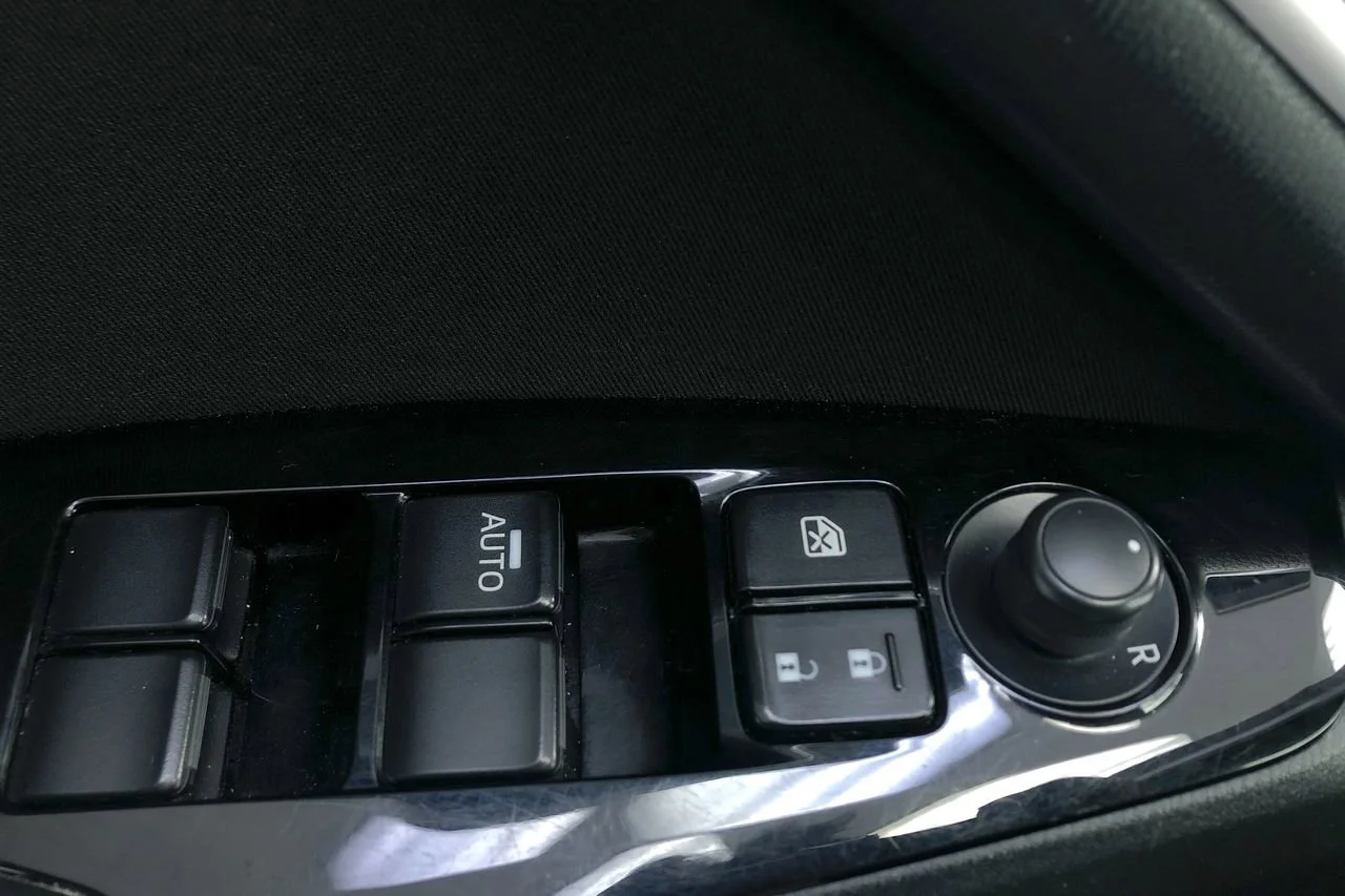 Used 2018 Snowflake White Pearl Mazda Sport image 19