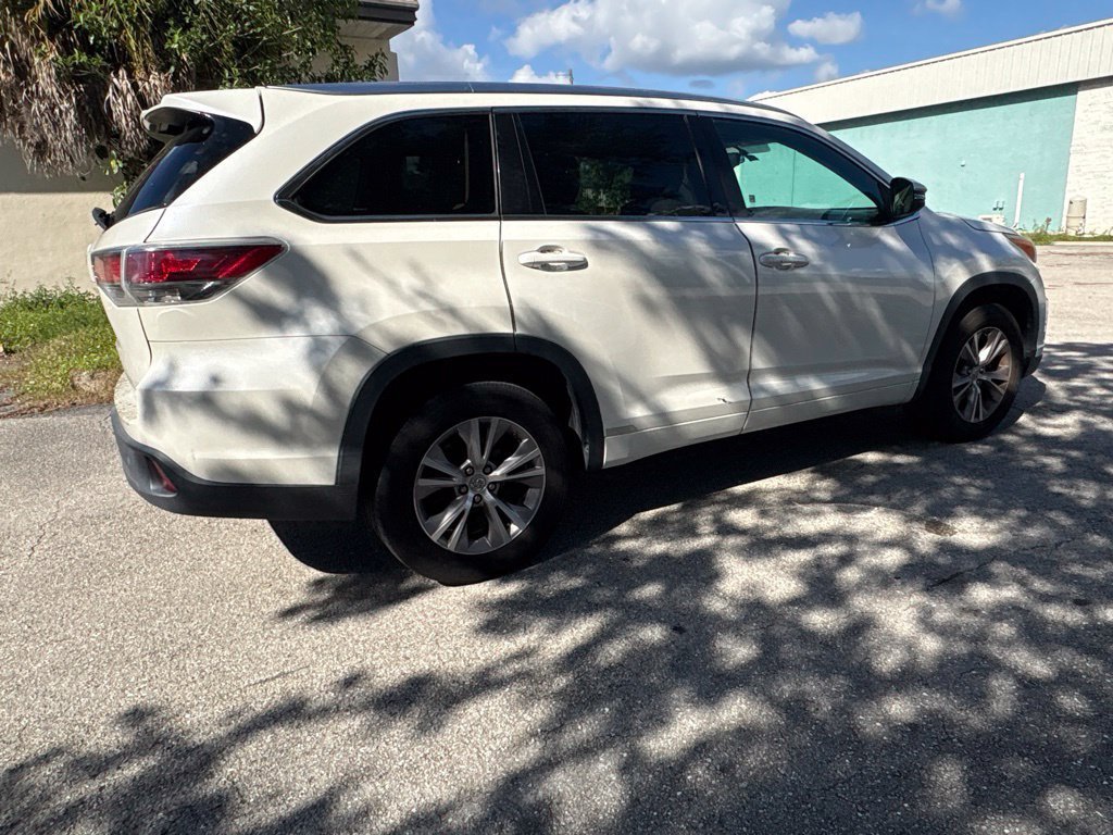 Used 2014  Toyota XLE image 5