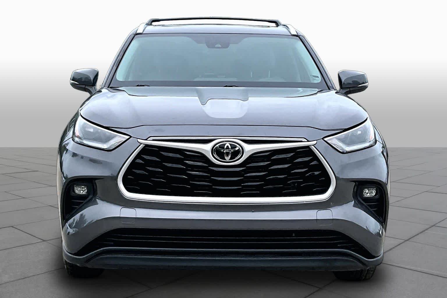 Used 2021 Magnetic Gray Metallic Toyota XLE image 4