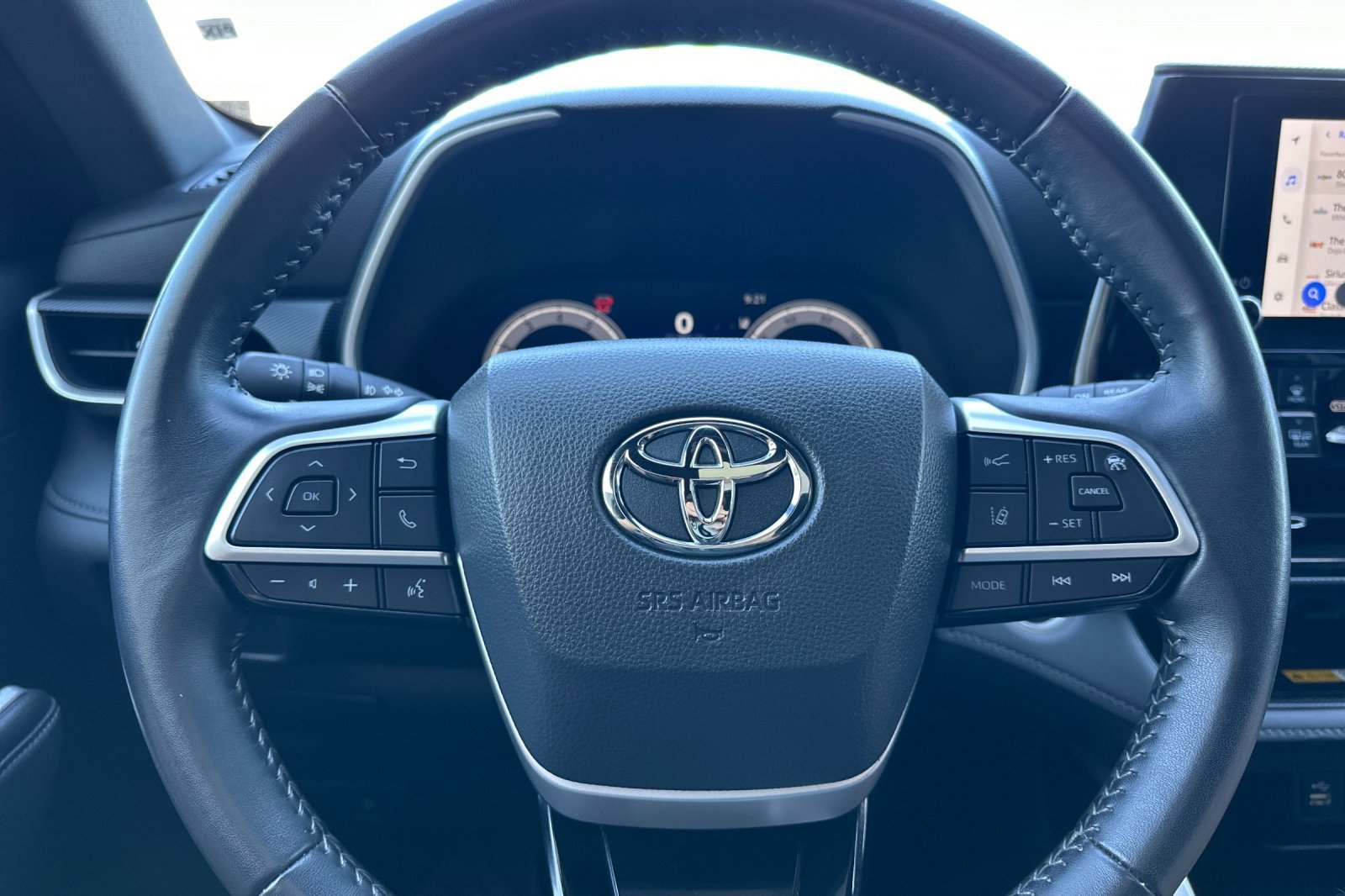 2025 Toyota Highlander LE - Photo 24