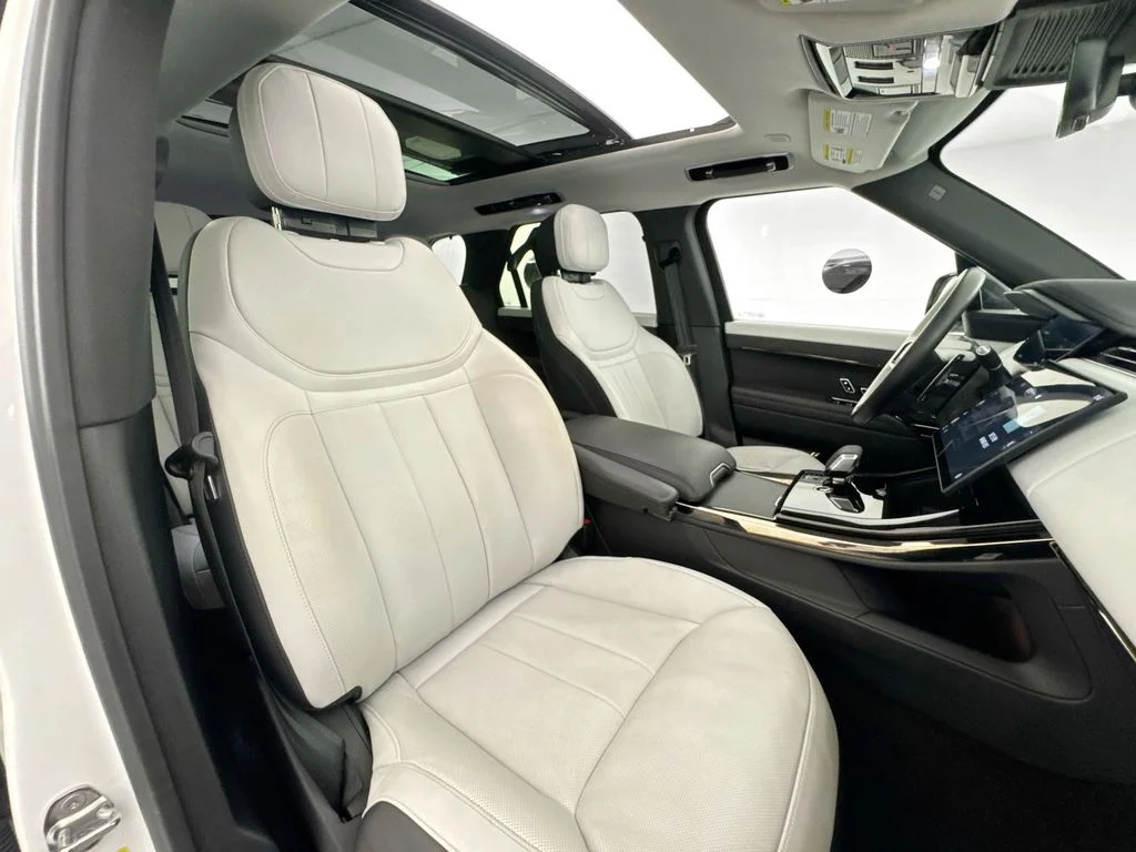 Used 2024 White Land Rover Dynamic SE image 29
