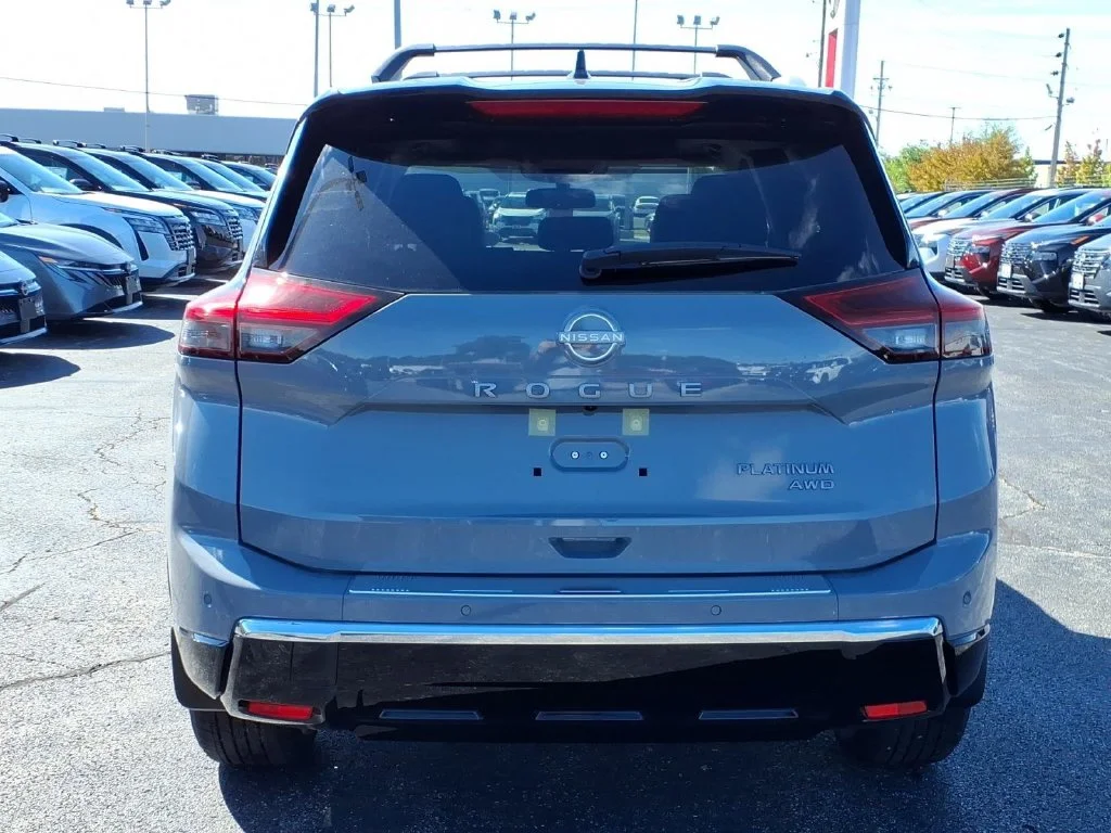 New 2026 Boulder Gray Pearl / Super Black Two-tone Nissan Platinum image 4