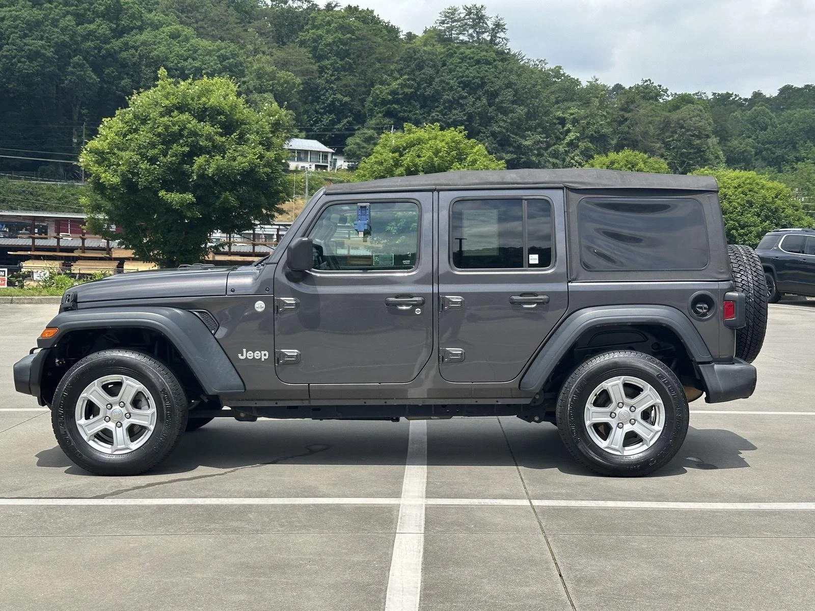 Used 2018 Granite Crystal Clearcoat Metallic Jeep Sport S image 4