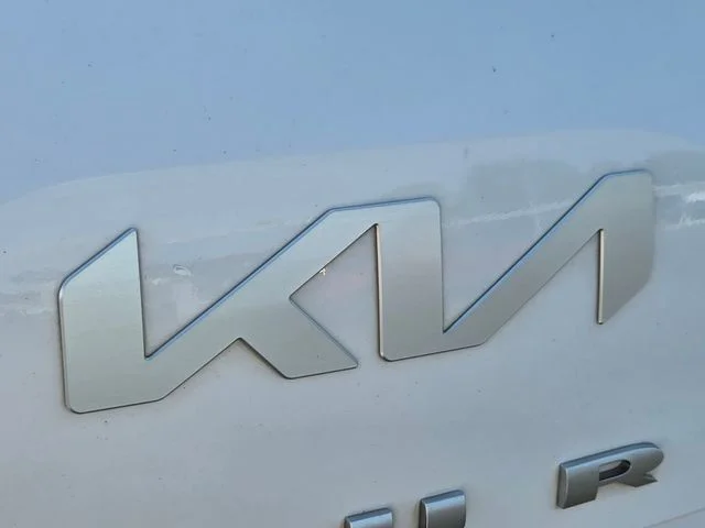 Used 2022 White Kia S image 17