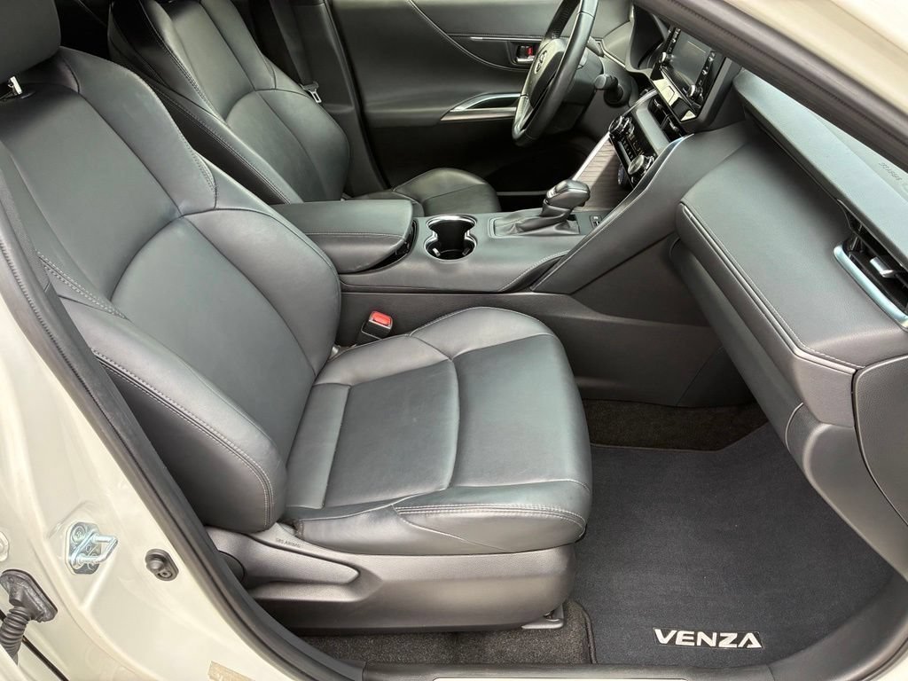Used 2022 White Toyota XLE image 35