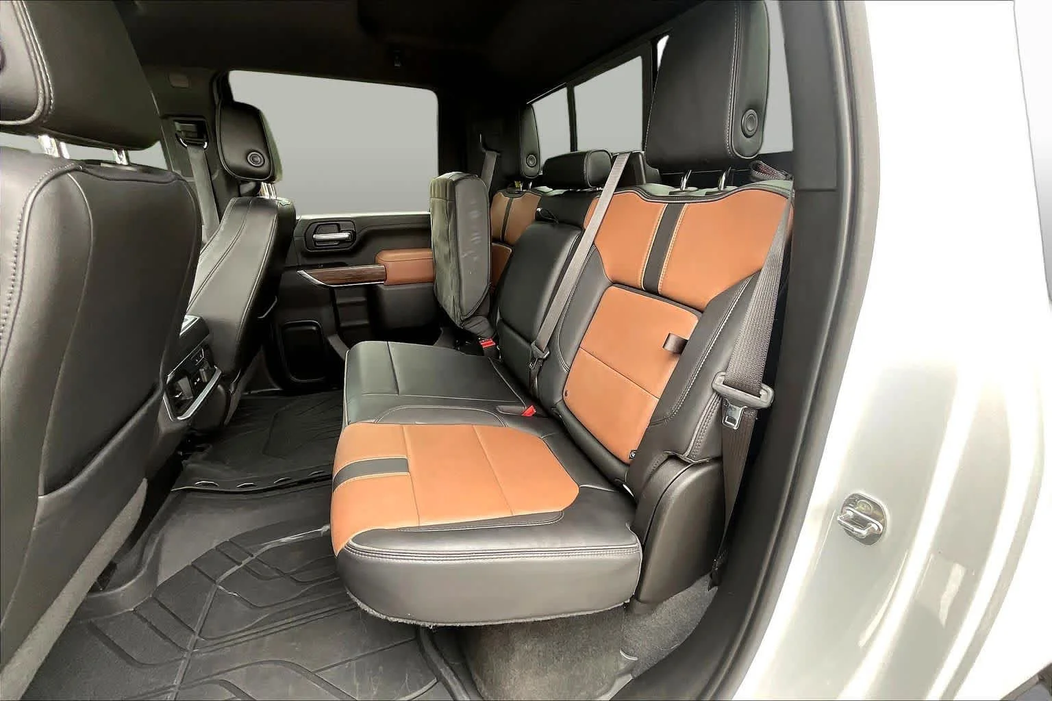 Used 2023 Iridescent Pearl Tricoat Chevrolet High Country image 37