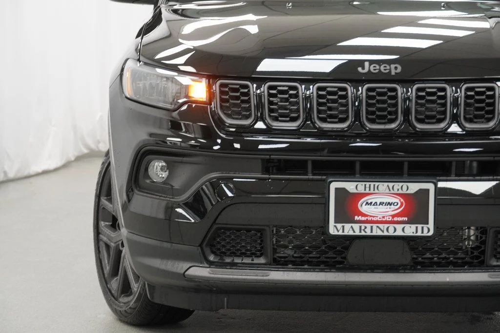 New 2026 Diamond Black Crystal Pearlcoat Jeep Latitude image 6