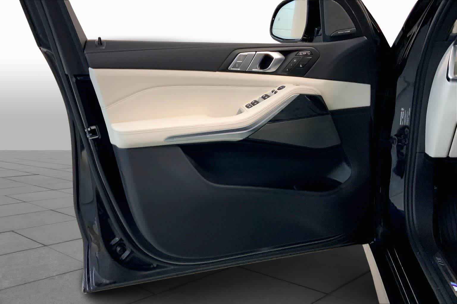 New 2026 Carbon Black Metallic BMW xDrive40i image 10