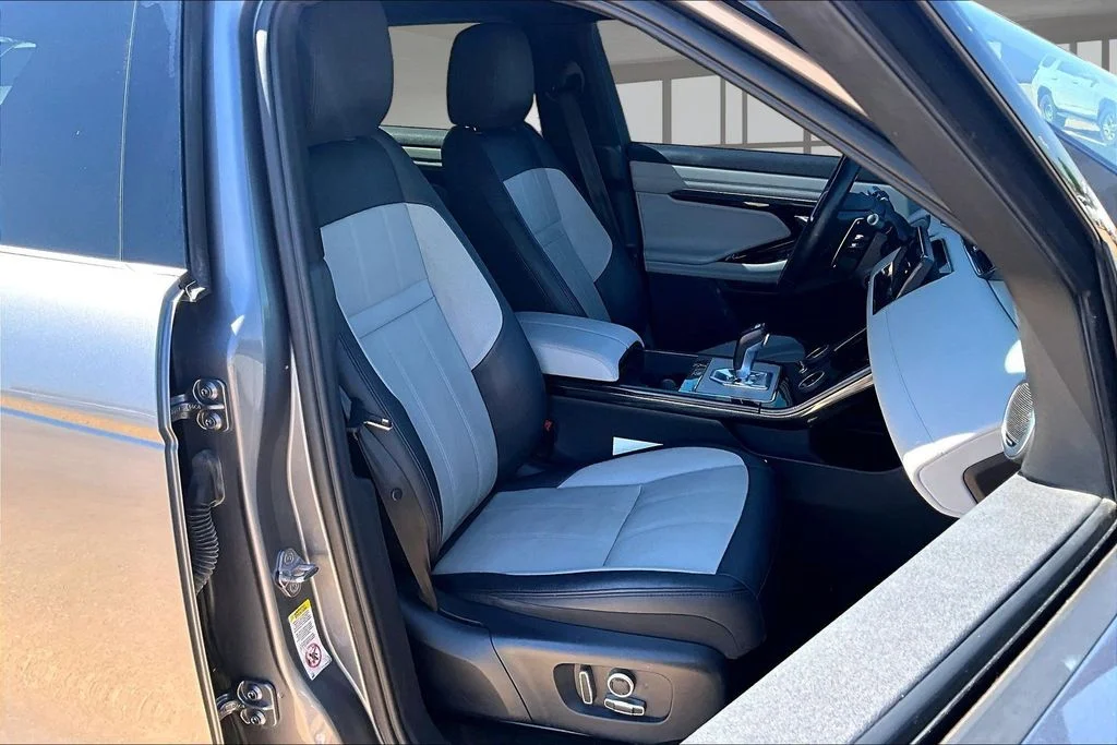 Used 2022 Gray Land Rover R-Dynamic SE image 7
