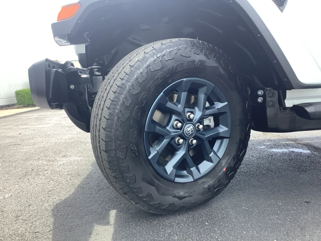 New 2026 Bright White Clear-Coat Exterior Paint Jeep  image 26