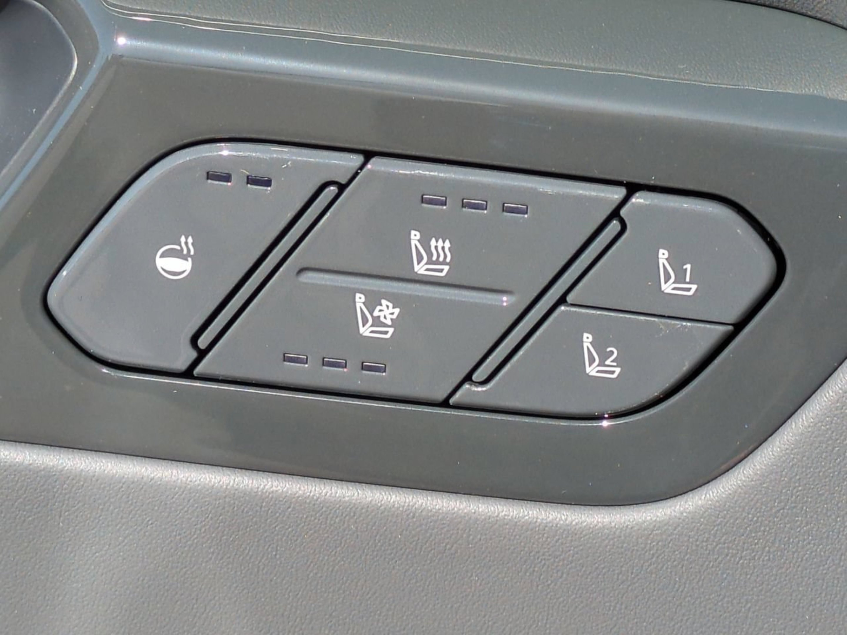 New 2026 Ivory Silver Kia Land AWD image 29