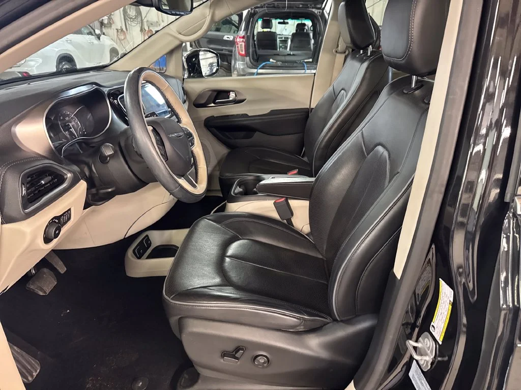 Used 2017 Black Chrysler Limited image 13