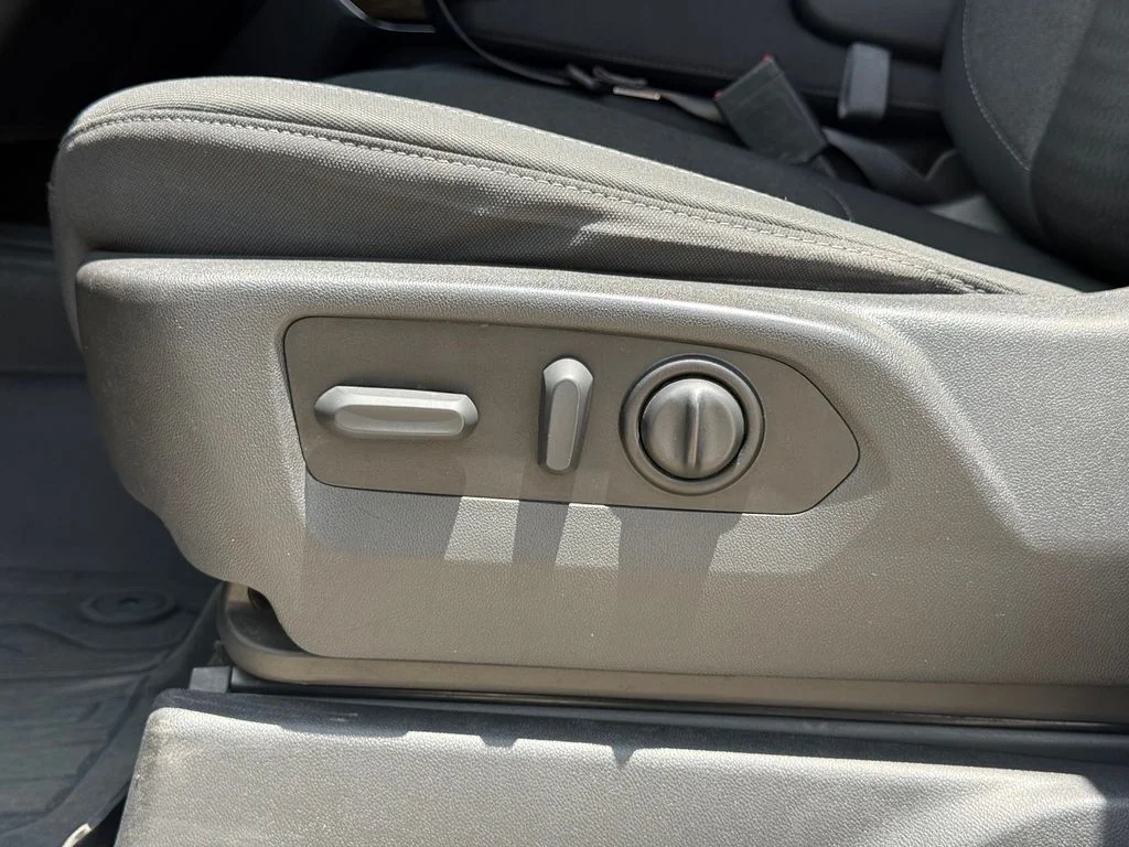 Used 2022 Gray GMC Elevation image 9