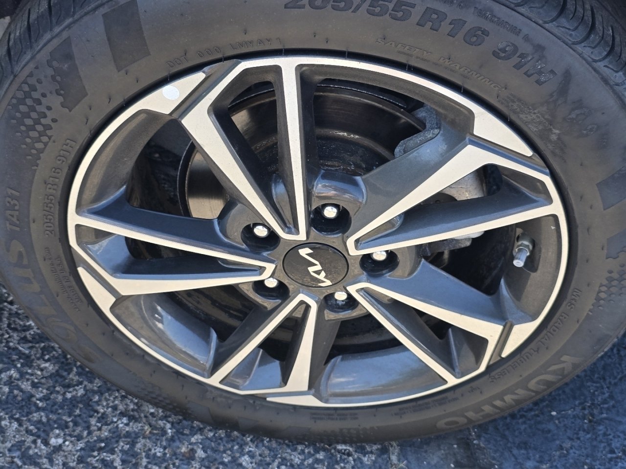 Used 2023 White Kia LXS image 19