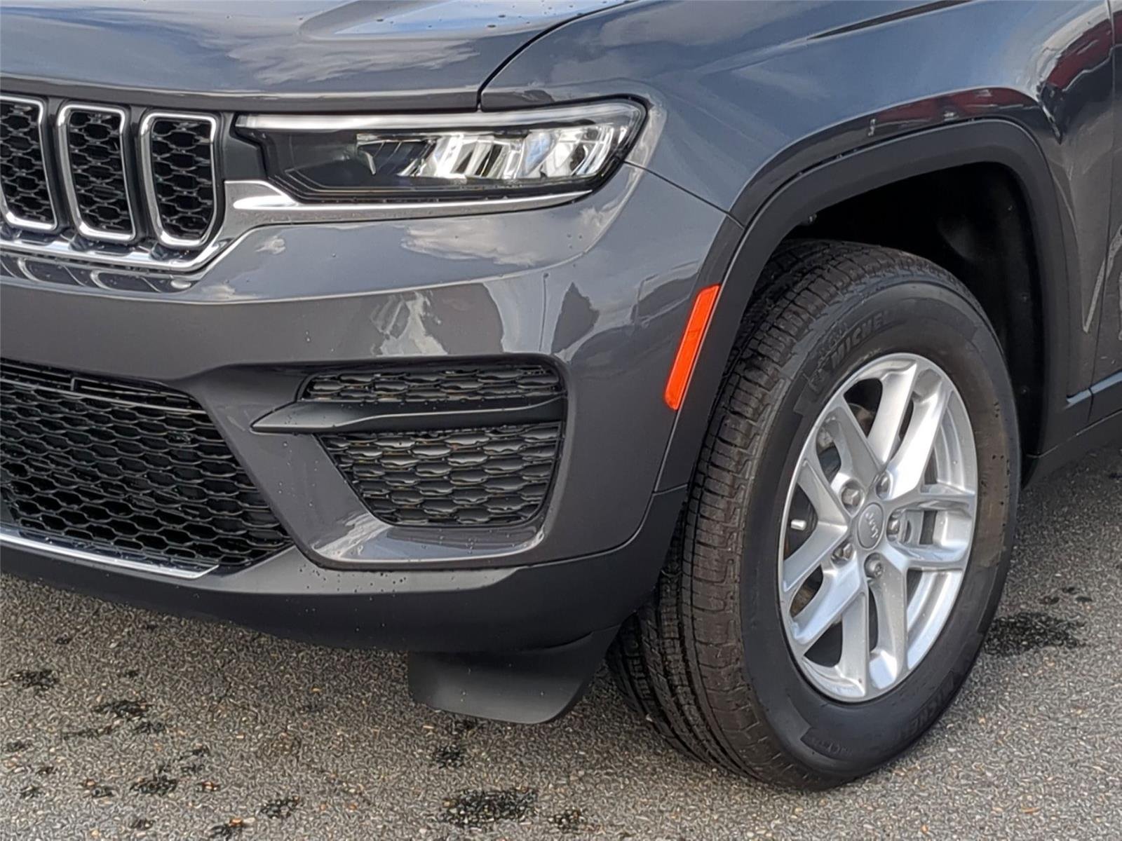 New 2026 Baltic Gray Metallic Clear-Coat Exterior Paint Jeep Laredo image 9