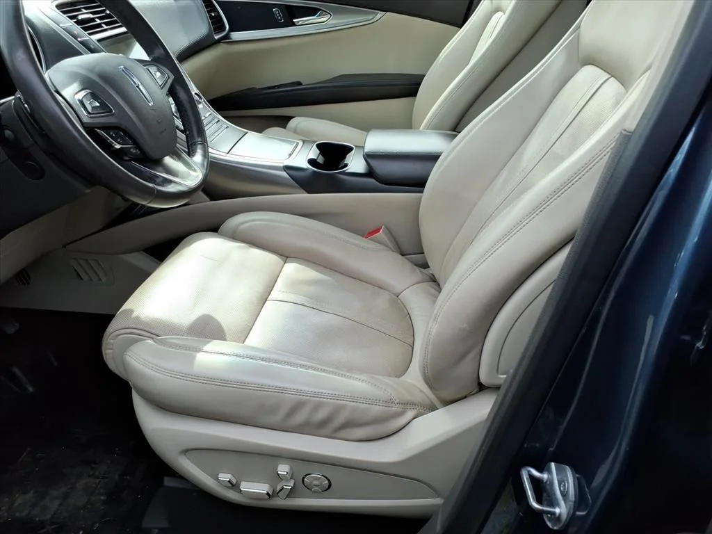 Used 2018 Blue Lincoln Reserve image 11