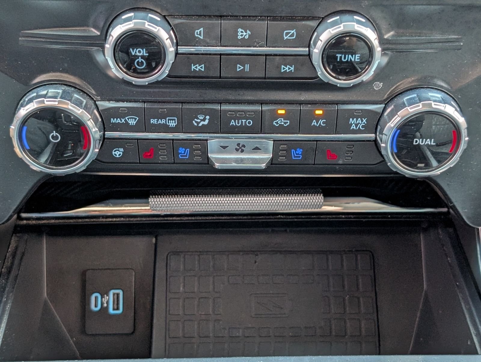 Used 2022 Black Metallic Ford Limited image 20